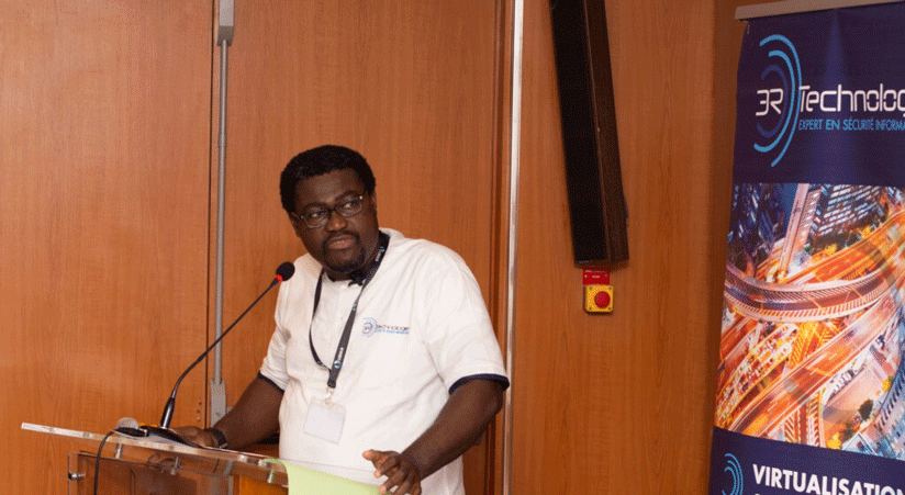 Photo sur scène lors de l'évènement à Abidjan avec notre partenaire 3R technologie